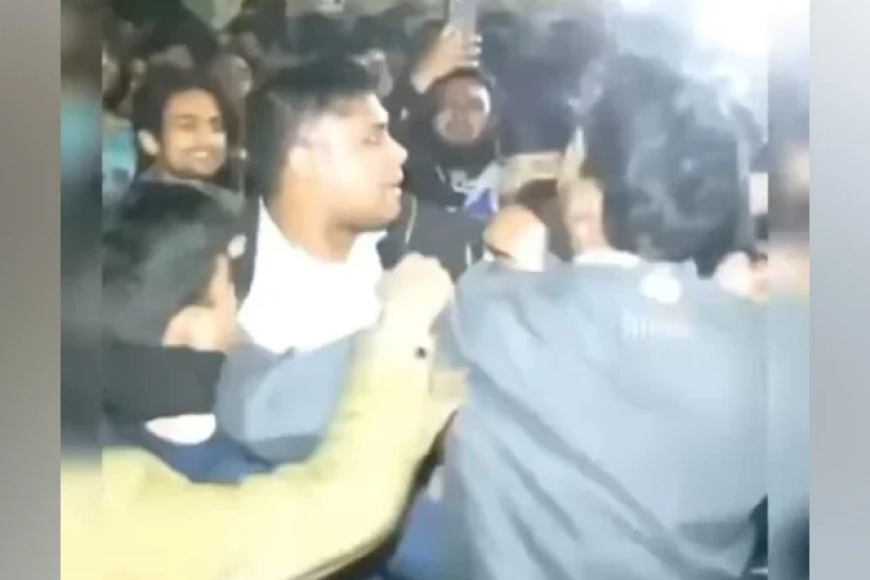 হাসনাত আবদুল্লাহকে তুলে নিয়ে যাচ্ছে প্রাইভেট বিশ্ববিদ্যালয়ের শিক্ষার্থীরা, দাবিটি মিথ্যা