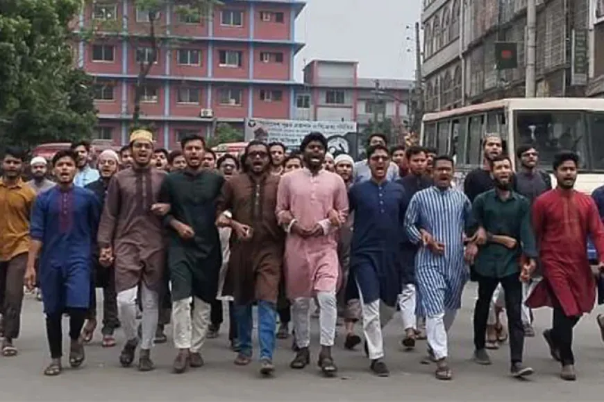 আওয়ামী লীগকে নিষিদ্ধের দাবিতে জবি শিক্ষার্থীদের বিক্ষোভ