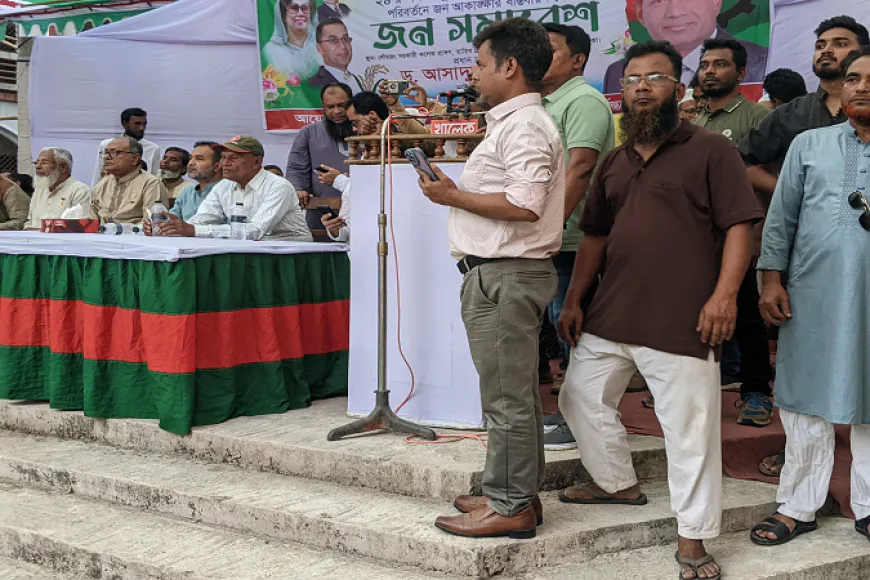 জুতা পায়ে শহীদ মিনারে জনসভা করলেন বিএনপির কেন্দ্রীয় নেতা