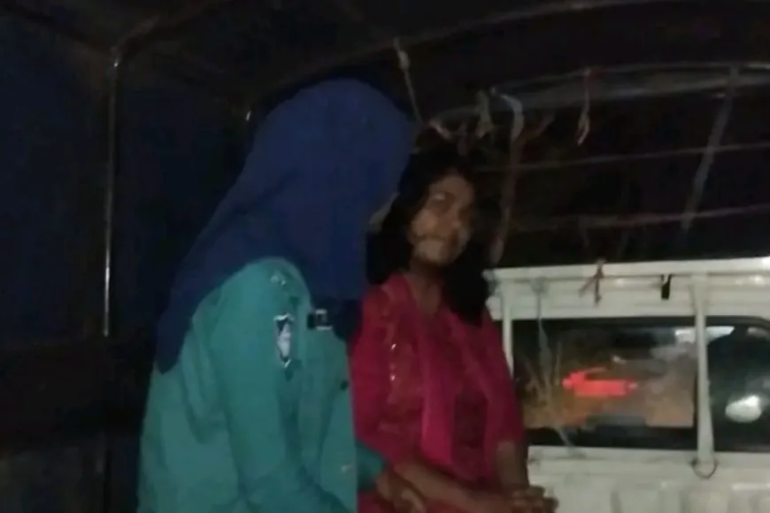 ছাত্রলীগ নেত্রীকে আটক করে পুলিশে দিলো ছাত্রদল