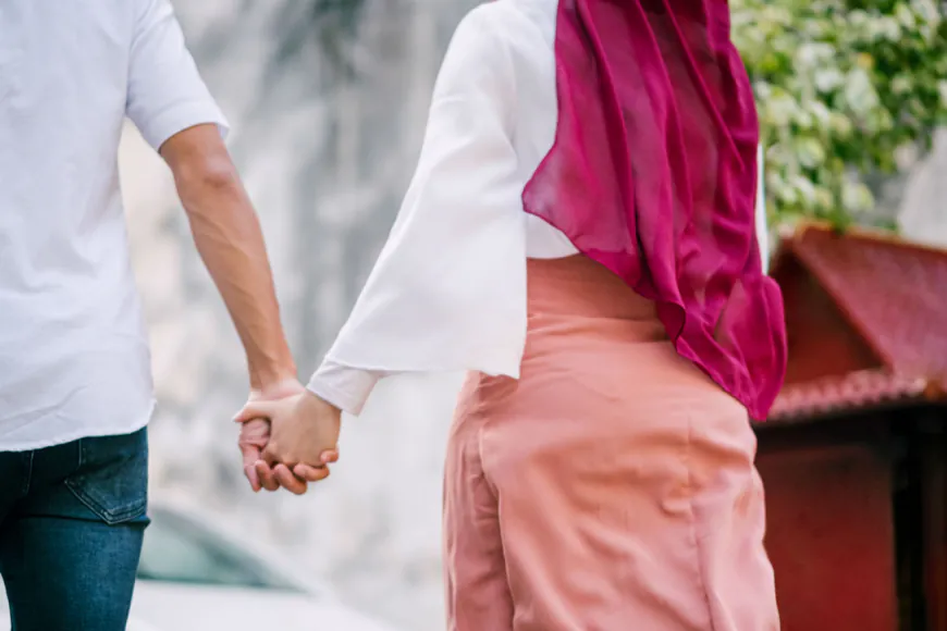 অনার্স পড়ুয়া ভাগ্নের হাত ধরে মামি উধাও
