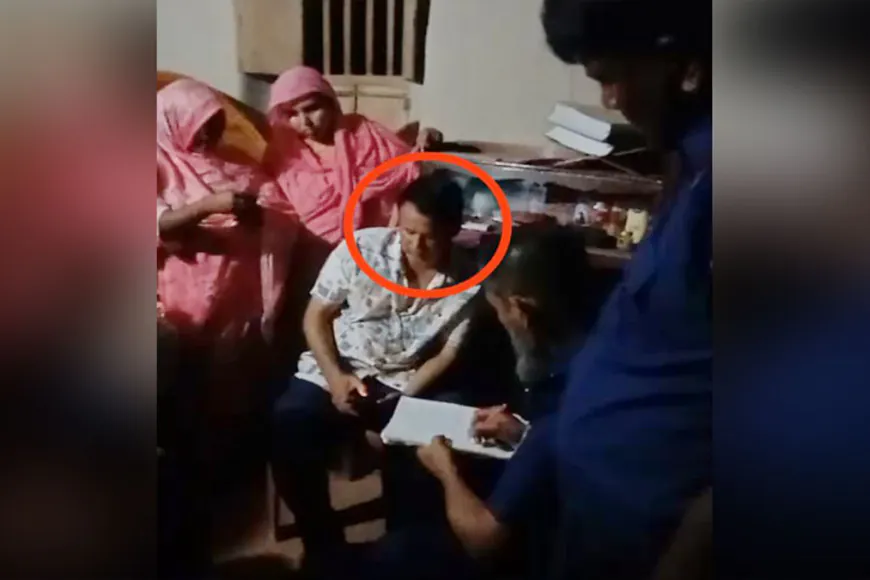 কিশোরীর সাথে অন্তরঙ্গ অবস্থায় খাদ্য কর্মকর্তা আটক, অতঃপর...