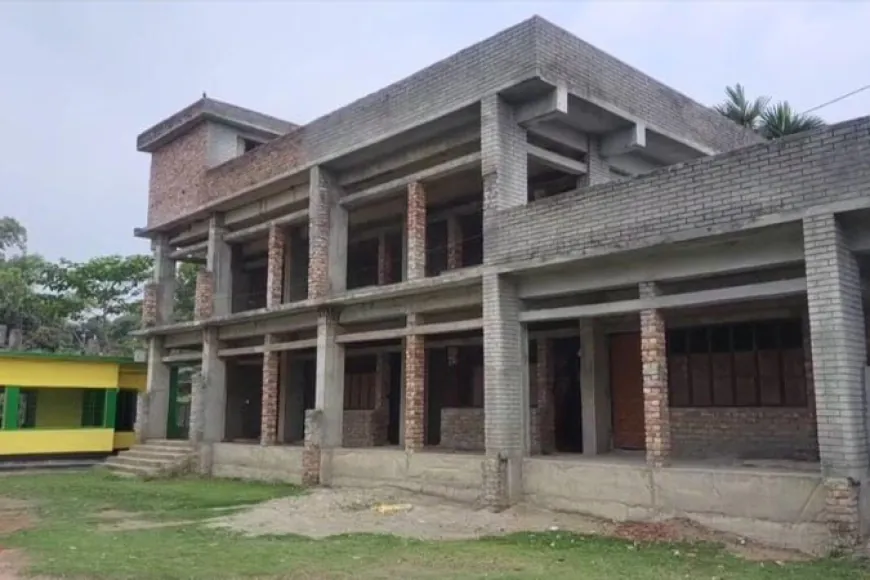 বিল তুলে পলাতক ঠিকাদার, স্কুলে বসে মাদকের আড্ডা