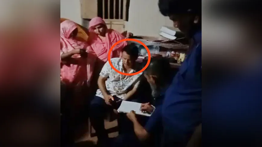 কিশোরীর সাথে অন্তরঙ্গ অবস্থায় খাদ্য কর্মকর্তা আটক, অতঃপর...