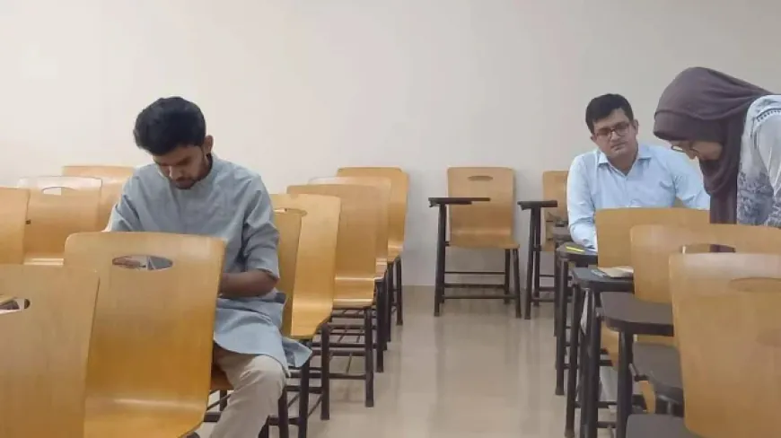 নর্থ সাউথ বিশ্ববিদ্যালয়ে ভর্তি পরীক্ষায় অংশ নিলেন উপদেষ্টা আসিফ মাহমুদ