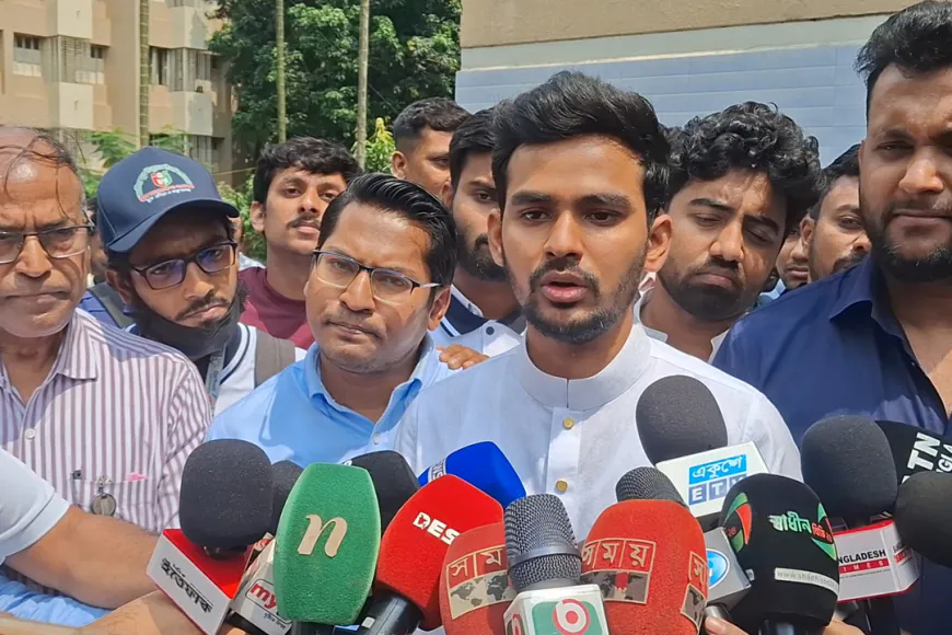 আমাকে অবাঞ্ছিত করা সমীচীন নয়: উপদেষ্টা আসিফ