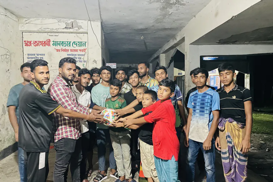 বেতাগীতে তরুণদের মাদক থেকে দুরে রাখতে ছাত্রদল নেতার ফুটবল বিতরণ