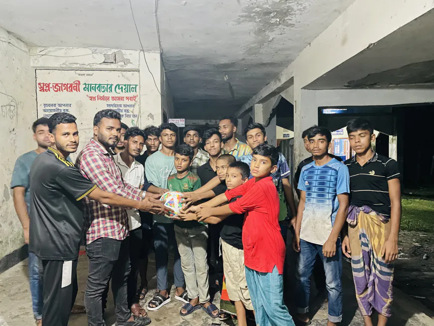 বেতাগীতে তরুণদের মাদক থেকে দুরে রাখতে ছাত্রদল নেতার ফুটবল বিতরণ