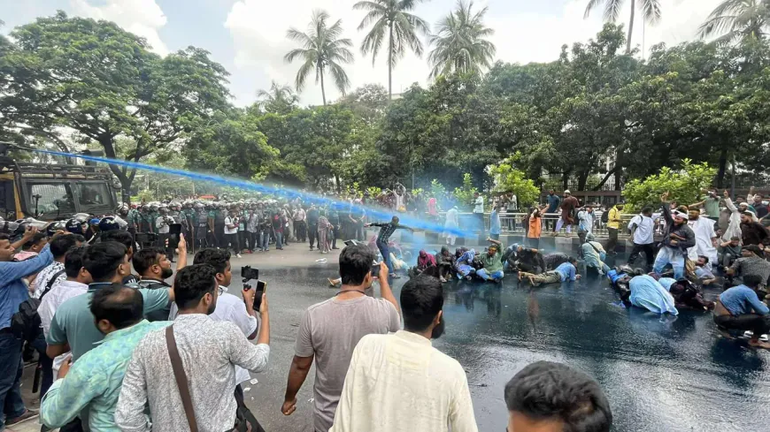 প্রেস ক্লাবে আন্দোলনকারীদের ওপর সাউন্ড গ্রেনেড নিক্ষেপ