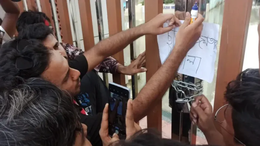 খুলনা মেট্রোপলিটন পুলিশ কার্যালয়ে ‘ছাত্র-জনতা’র তালা