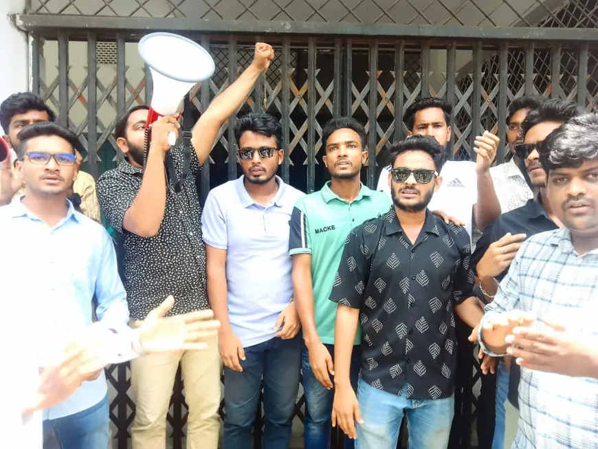 বিএম কলেজের শিক্ষার্থীদের ব্লকেড কর্মসূচি, আমরণ অনশনের হুঁশিয়ারি।
