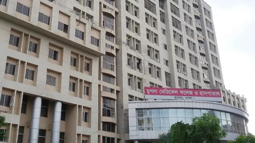 হাসপাতালের লিফটে ছিনতাই করছে কিশোর গ্যাং