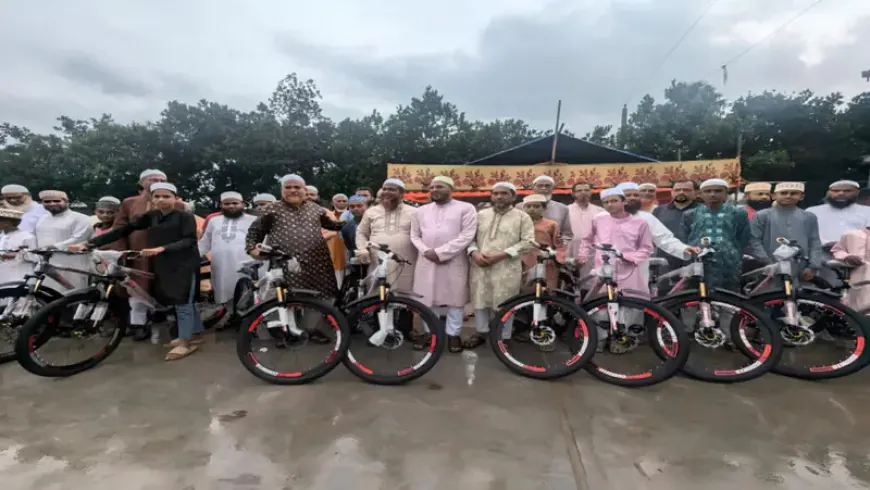 ৪১ দিন জামাতে নামাজ আদায় করায় ১৭ কিশোরকে বাইসাইকেল উপহার