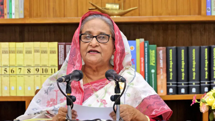 প্রধান উপদেষ্টার ফেসবুক থেকে জুলাইয়ের শেষ কারণ— ‘প্রশ্ন নয় প্রশংসা করতে এসেছি’