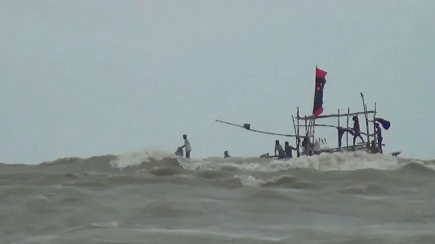 সাগরের ঢেউয়ে ভেসে গেল চবির ৩ শিক্ষার্থী, একজনের মরদেহ উদ্ধার