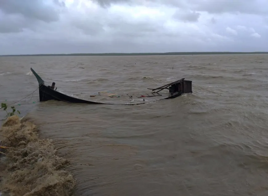 বঙ্গোপসাগরে ট্রলার ডুবি ৯ জেলে উদ্ধার নিখোঁজ ৩ জন
