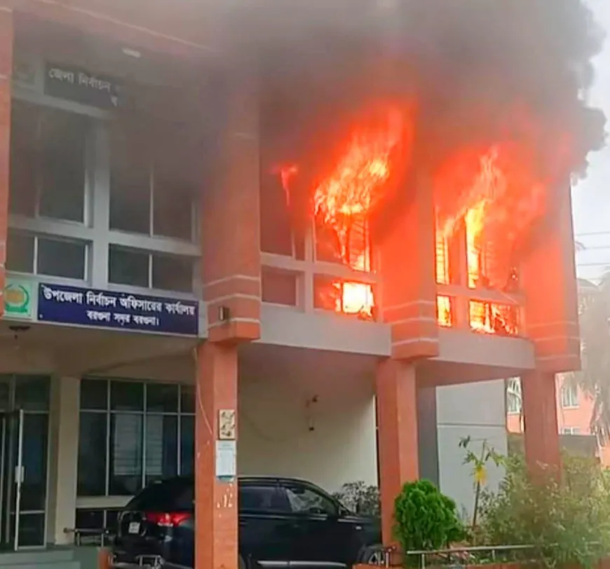 বরগুনায় জেলা নির্বাচন অফিসে অগ্নিকাণ্ড