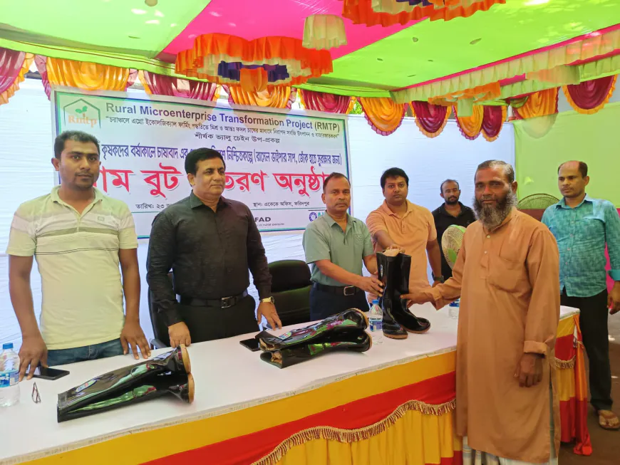 চরাঞ্চলে কৃষকদের নিরাপত্তায় একেকে’র এনজিওর উদ্দ্যোগে গামবুট বিতরণ