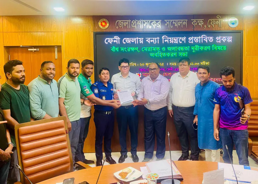 বন্যা রক্ষায় টেকসই বাঁধ নির্মাণসহ  ৮দফা দাবিতে ফেনীবাসীর পদযাত্রা 