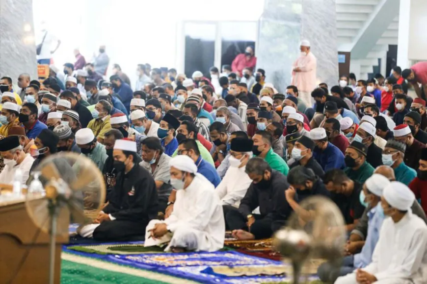 জুমার নামাজে না গেলে ২ বছরের দণ্ড, নতুন আইন পাশ