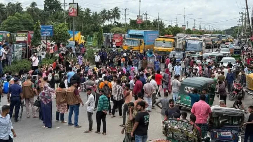 স্থায়ী ক্যাম্পাসের দাবিতে মহাসড়ক অবরোধ করেছে ফেনী ইউনিভার্সিটির শিক্ষার্থীরা